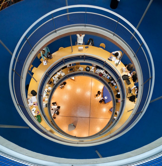 Delft, NL: TU Zentralbibliothek innen, Blick aus dem Kegel (Mecanoo-Architekten 1998)